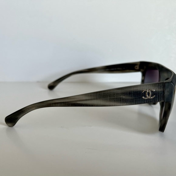 CHANEL CC Logo Sunglasses with quilted hard case - Picture 12 of 14